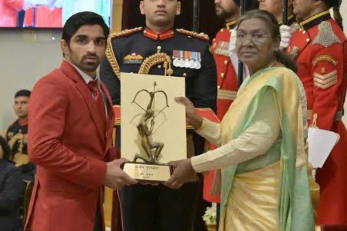 Aman Sehrawat receiving the Arjuna Award